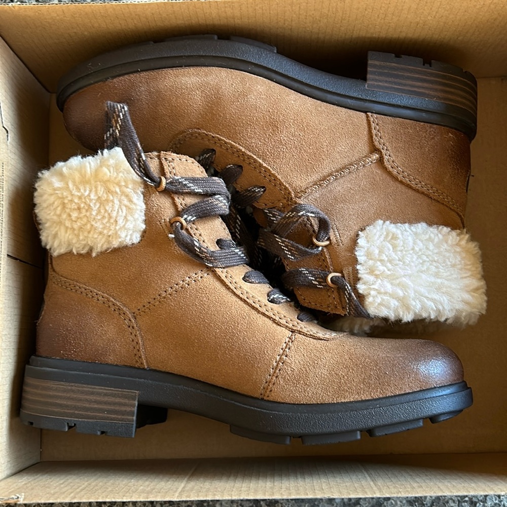 New Ugg Harrison Cozy Lace-Up Waterproof Boot in Chestnut size 6